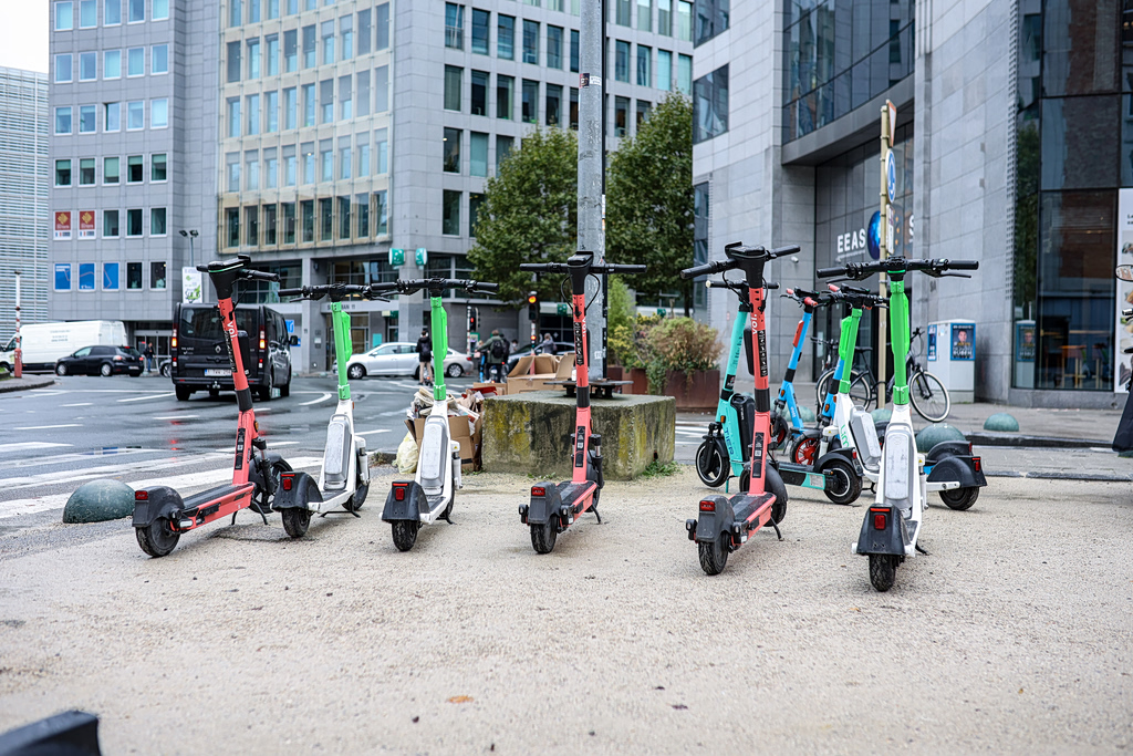 Από την καινοτομία στην ανησυχία: Σε ποιες πόλεις και χώρες παγκοσμίως έχουν απαγορευτεί τα ηλεκτρικά πατίνια;