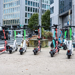 Από την καινοτομία στην ανησυχία: Σε ποιες πόλεις και χώρες παγκοσμίως έχουν απαγορευτεί τα ηλεκτρικά πατίνια;