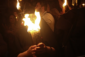 Πάσχα χωρίς πιστούς: Τι θα γίνει με το Άγιο Φως στην Ελλάδα;