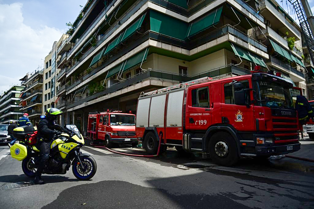 Φωτιά τώρα στο Ίλιον: Καίγεται κατάστημα – Εκρήξεις και πυκνός καπνός (video)