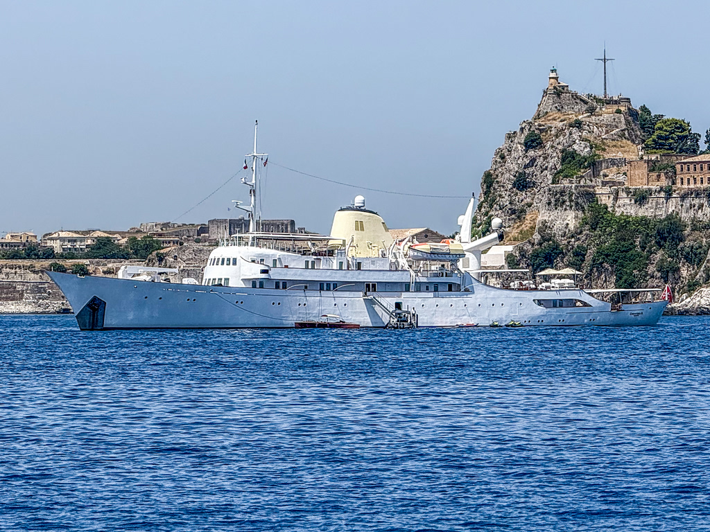 Το πλωτό παλάτι του Ωνάση πωλείται – Πόσο κοστίζει σήμερα το “Christina O”