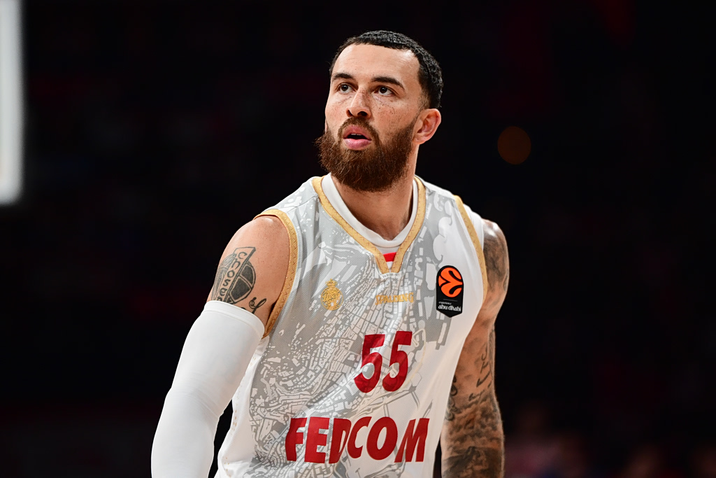 Ο Μάικ Τζέιμς θυμήθηκε τα παλιά: Βρήκε τον εαυτό του σε τοιχογραφία στο ΟΑΚΑ