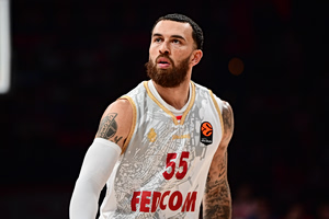 Ο Μάικ Τζέιμς βρήκε τον εαυτό του σε τοιχογραφία στο ΟΑΚΑ, πριν το ματς με τη Μονακό