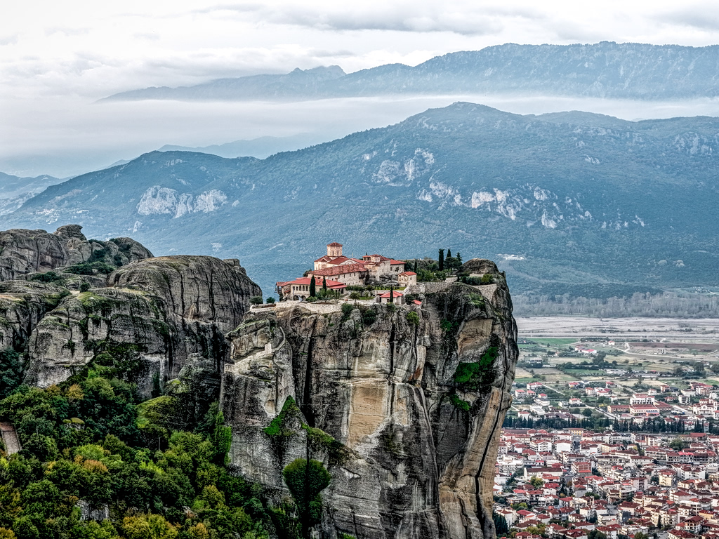 Βίντεο-σοκ από τα Μετέωρα: Η στιγμή που η 65χρονη πέφτει από τη Μονή Αγίου Στεφάνου