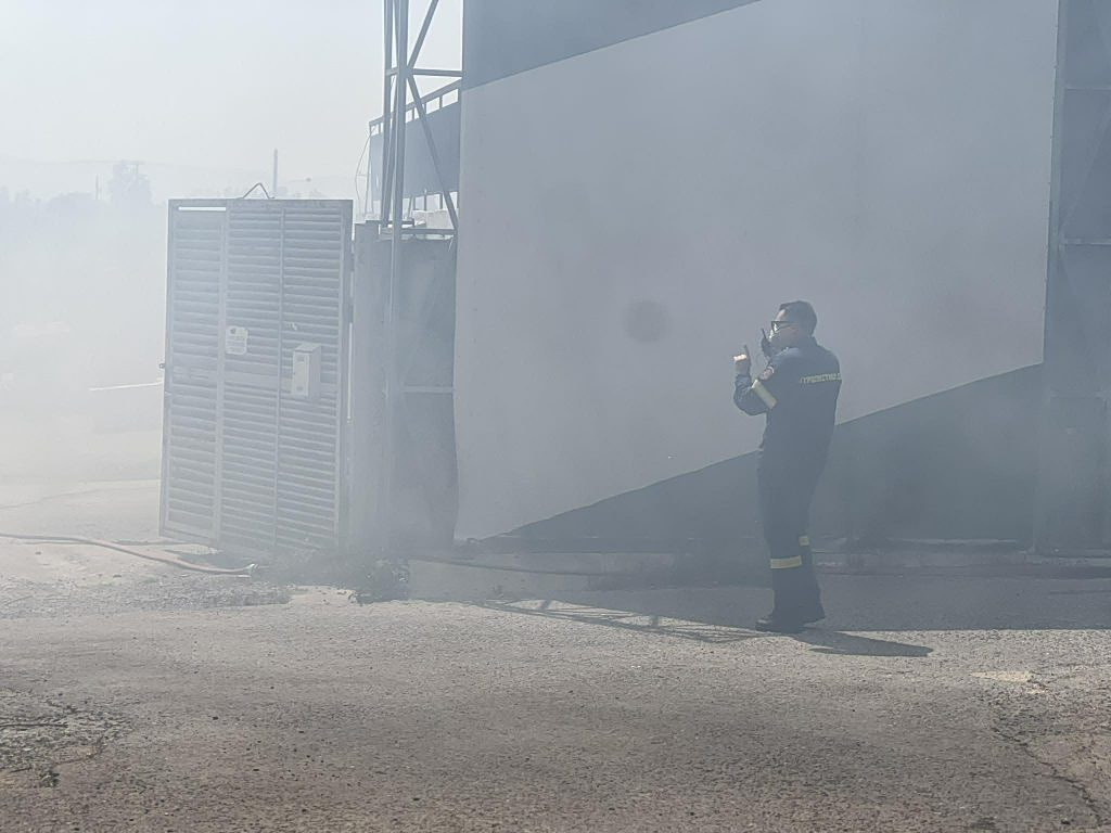 Καλαμάτα: Μεγάλη φωτιά σε επιχείρηση πλαστικών – Πού έχει διακοπεί η κυκλοφορία