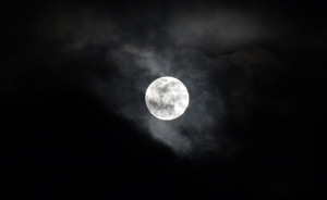 Διπλή… πανσέληνος τον Μάιο: Από το «Φεγγάρι των Λουλουδιών» στο Blue Moon