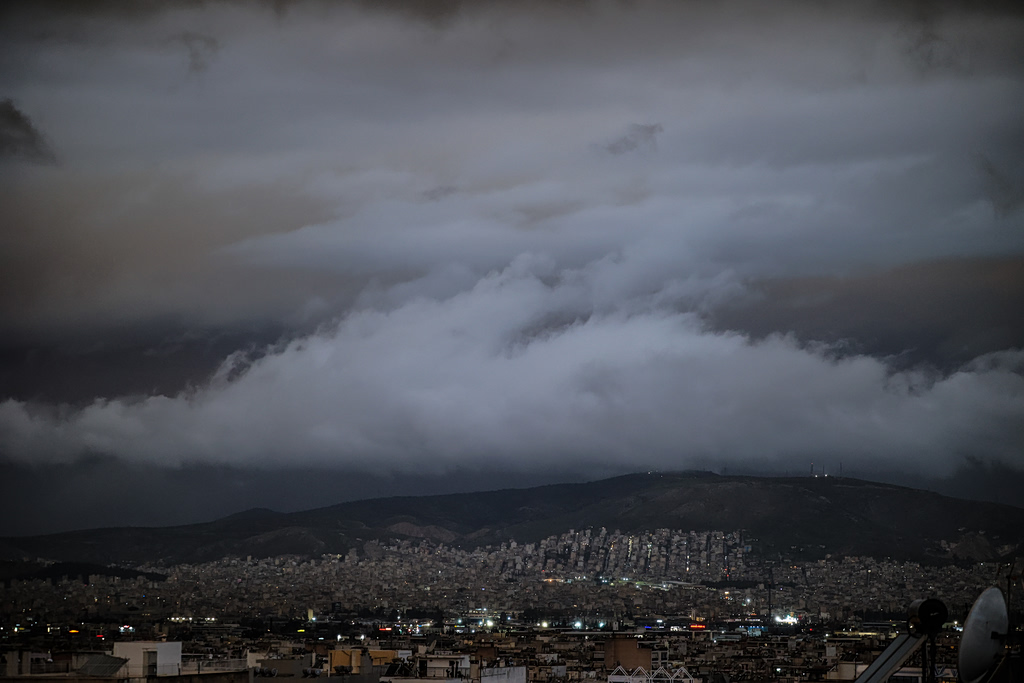Καιρός: Μουντό σκηνικό με υψηλές θερμοκρασίες, σκόνη και ισχυρούς ανέμους – Πού θα εκδηλωθούν τοπικές βροχές