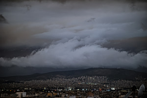 Καιρός: Μουντό σκηνικό με υψηλές θερμοκρασίες, σκόνη και ισχυρούς ανέμους – Πού θα εκδηλωθούν τοπικές βροχές