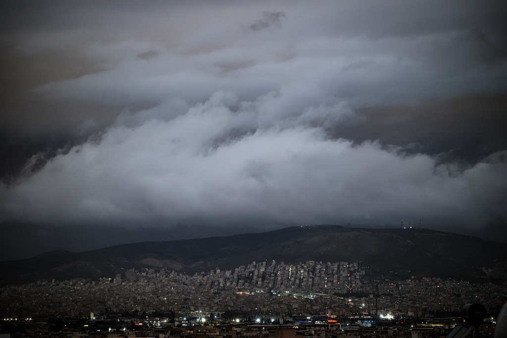 Καιρός: Άστατος με τοπικά ισχυρά φαινόμενα την Παρασκευή – Σταδιακή βελτίωση το Σαββατοκύριακο