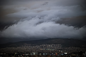 Καιρός: Άστατος με τοπικά ισχυρά φαινόμενα την Παρασκευή – Σταδιακή βελτίωση το Σαββατοκύριακο