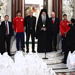 Δέματα αγάπης από την Ιερά Μητρόπολη Πειραιώς με την αρωγή της ΠΑΕ Ολυμπιακός, του Βαγγέλη Μαρινάκη και του δήμου Πειραιά