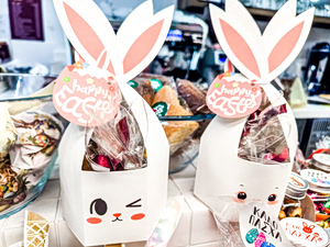 Πασχαλινό «πακέτο» με κόστος-σοκ: Πόσο θα πληρώσουν οι νονοί – Οι τιμές σε λαμπάδες και αυγά