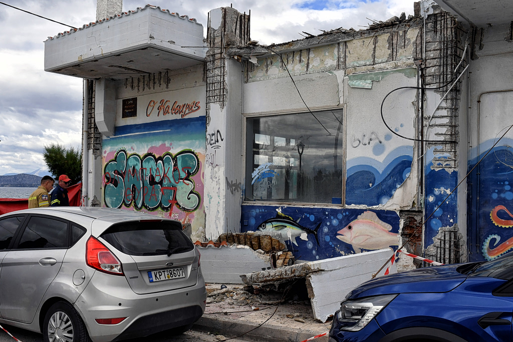 Κόρινθος: Συνελήφθη ο εργολάβος για το μπαλκόνι που σκότωσε τη γυναίκα – Πώς γλύτωσαν τα παιδιά της