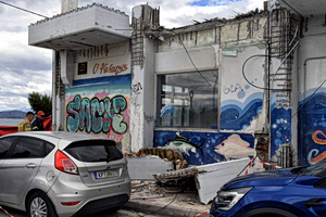 Κόρινθος: Συνελήφθη ο εργολάβος για το μπαλκόνι που σκότωσε τη γυναίκα – Πώς γλύτωσαν τα παιδιά της