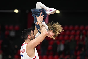 One Vs One του Κώστα Παπανικολάου με την κόρη του στο παρκέ του ΣΕΦ