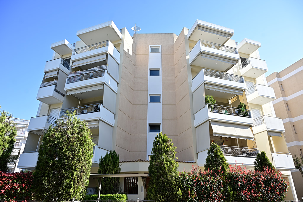 Θρίλερ στο Μαρούσι: 27χρονη έπεσε δύο φορές από μπαλκόνι – Συνελήφθη ο σύζυγός της