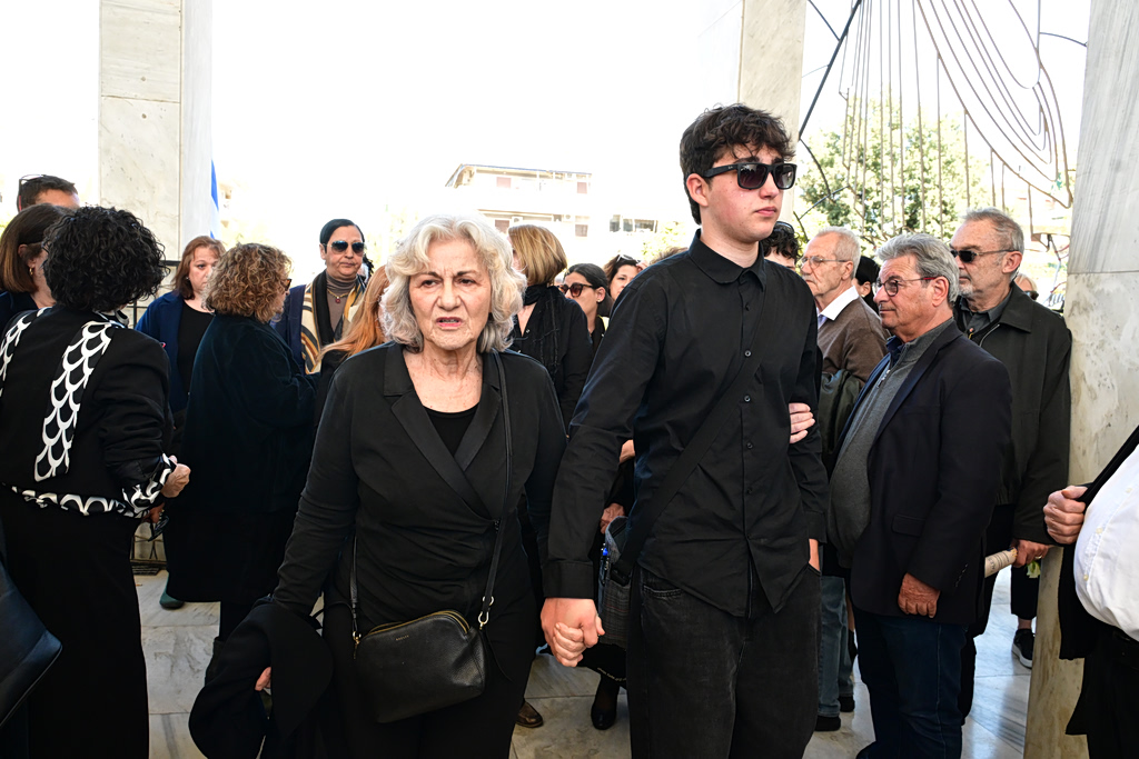 Σε βαρύ κλίμα η κηδεία του Βασίλη Ρίζου, γιου της Θεανώς Φωτίου – Ποιοι δίνουν το παρών