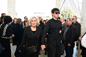 Σε βαρύ κλίμα η κηδεία του Βασίλη Ρίζου στο Α’ Νεκροταφείο Αθηνών – Ποιοι δίνουν το παρών