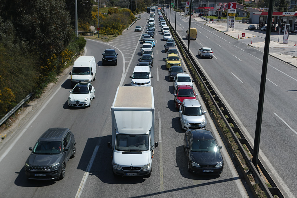 Πάσχα: Κορυφώνεται η έξοδος των εκδρομέων – Μποτιλιάρισμα σε Κηφισό, Αθηνών-Κορίνθου και Αττική Οδό