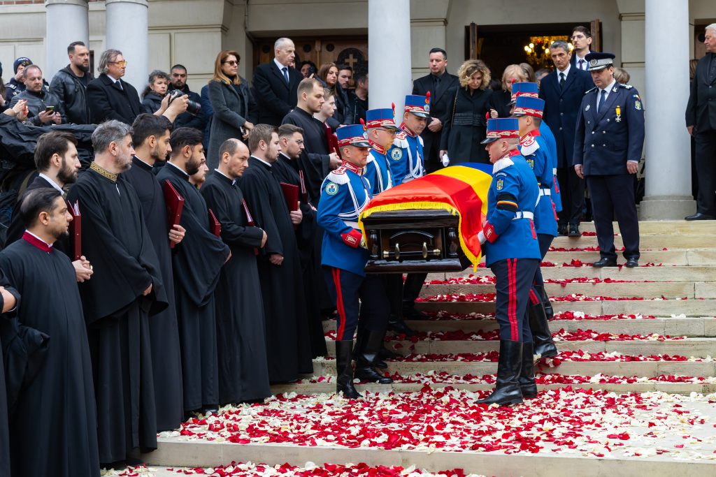 Ράγισαν καρδιές στην κηδεία του Μιρτσέα Λουτσέσκου – «Λύγισε» και ο Ραζβάν