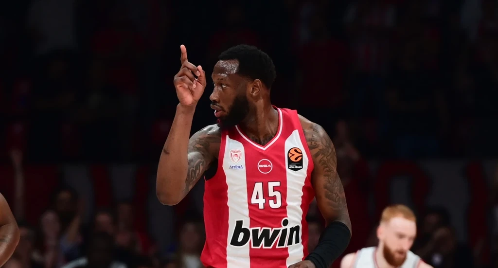 Ο Τζόζεφ σήκωσε στον Χολ που κάρφωσε με μανία το καλάθι της Μιλάνο (vid)