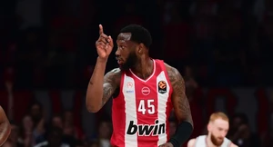 Ο Τζόζεφ σήκωσε στον Χολ που κάρφωσε με μανία το καλάθι της Μιλάνο (vid)