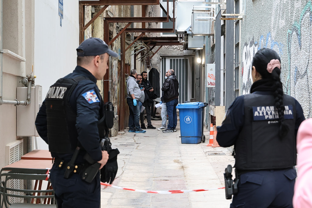 Θρίλερ με την πτώση 30χρονης από τον 4ο όροφο κτιρίου στην Αθήνα – Τι δείχνει βιντεοληπτικό υλικό που έχουν οι Αρχές