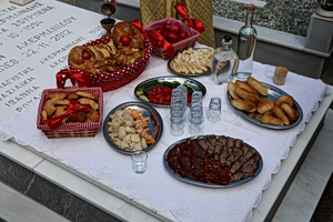 103 χρόνια άσβεστης μνήμης στα Σούρμενα: Συγκλονιστικές εικόνες από το ταφικό έθιμο των Ποντίων (video)