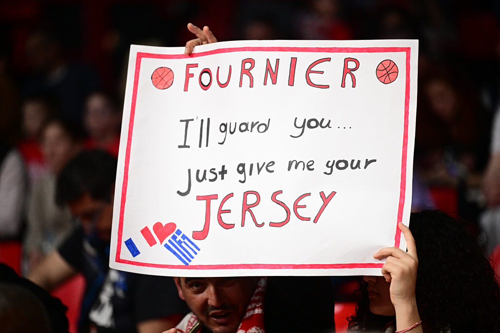 Ολυμπιακός – Άρης: Μικροί φίλοι των «ερυθρόλευκων» έκλεψαν την παράσταση με ευρηματικά μηνύματα για φανέλες