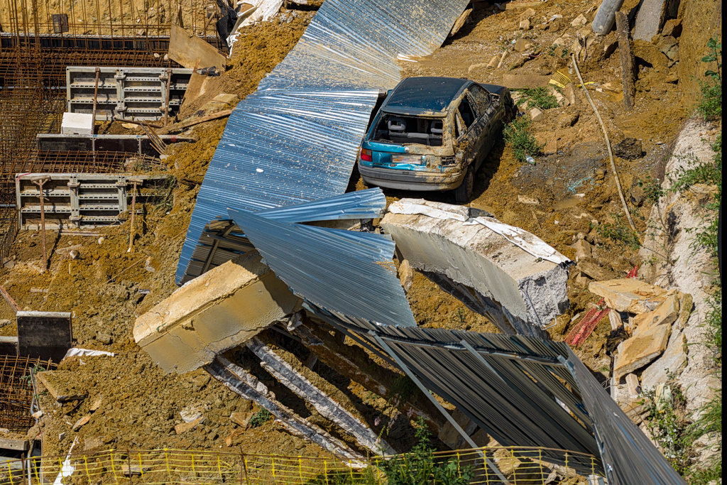 Σοκ στη Θεσσαλονίκη: Δρόμος υποχώρησε και «ρούφηξε» αυτοκίνητο – Συνελήφθη υπεύθυνος έργου (εικόνες)