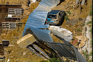 Σοκ στη Θεσσαλονίκη: Δρόμος υποχώρησε και «ρούφηξε» αυτοκίνητο – Συνελήφθη υπεύθυνος έργου