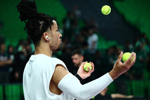 Tα κόλπα του Στραζέλ με τα μπαλάκια του τένις πριν το παιχνίδι με τον Παναθηναϊκό