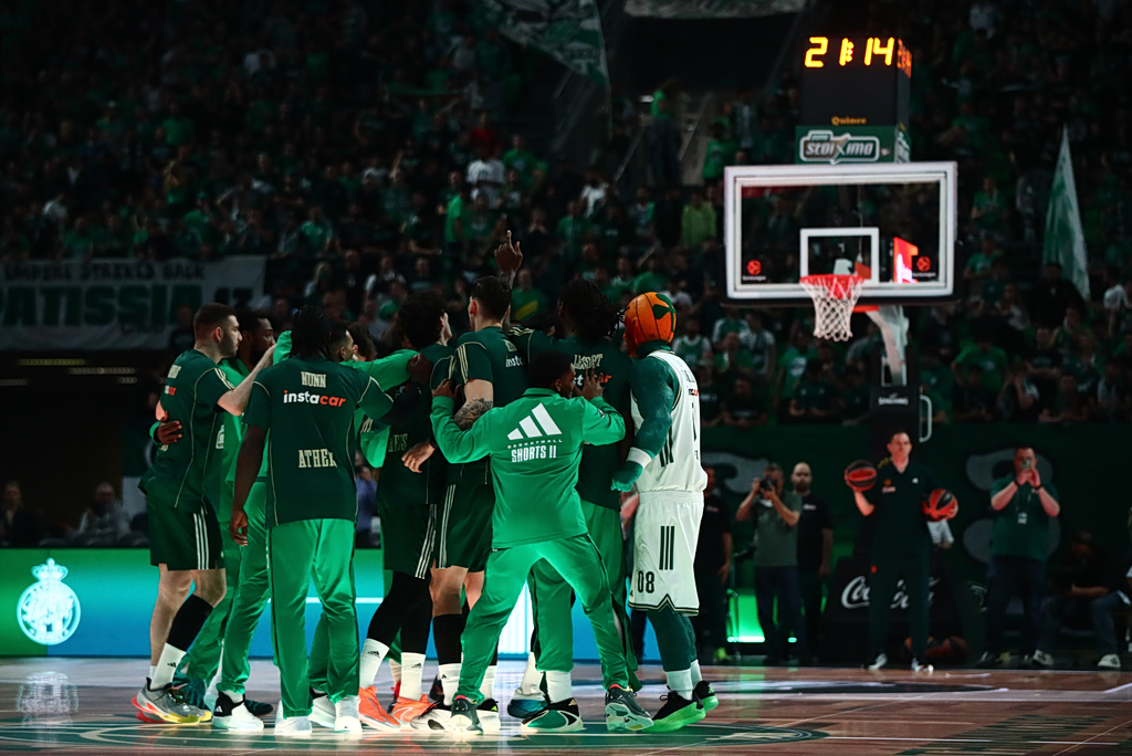 Παναθηναϊκός – Μονακό: Η είσοδος του «τριφυλλιού» στο παρκέ του ΟΑΚΑ – Χειραψία Τζέιμς με Σλούκα (video)