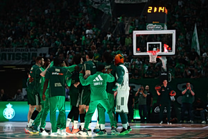 Παναθηναϊκός – Μονακό: Η είσοδος του «τριφυλλιού» στο παρκέ του ΟΑΚΑ – Χειραψία Τζέιμς με Σλούκα (video)