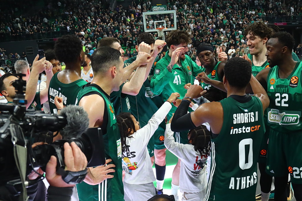 Το πάρτυ των παικτών του Παναθηναϊκού με τον κόσμο μετά την πρόκριση στα playoffs της Euroleague, επόμενο εμπόδια η Βαλένθια