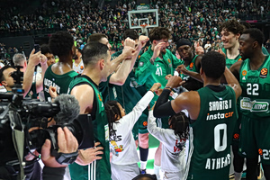 Το πάρτυ των παικτών του Παναθηναϊκού με τον κόσμο μετά την πρόκριση στα play off της Euroleague – Επόμενο εμπόδια η Βαλένθια