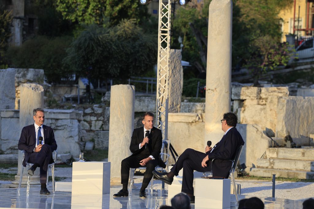 Στην Αθήνα ο Εμανουέλ Μακρόν – Live η συζήτηση με τον Κυριάκο Μητσοτάκη στη Ρωμαϊκή Αγορά