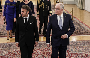 Το παρασκήνιο ενός δείπνου – Το μενού, η λίστα με τους καλεσμένους και οι αλλαγές στο πρωτόκολλο στο τραπέζι του Προεδρικού Μεγάρου προς τιμήν του Μακρόν