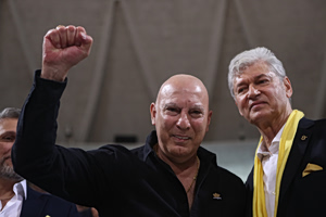 Η είσοδος του Νίκου Γκάλη στο Αλεξάνδρειο, μέσα σε αποθέωση (photo, vid)