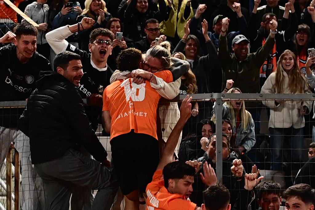 ΠΑΟΚ – ΟΦΗ: Πανηγύρισε με τη μητέρα του στα κάγκελα ο Νους, μετά το 2-1 (vid)