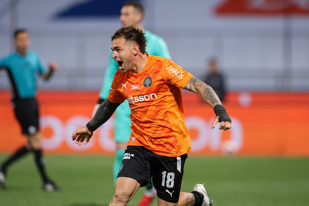 Η “super μαμά” του Νους έγινε ξανά viral: Με μάσκα Captain America στη φιέστα του ΟΦΗ