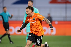 Η “super μαμά” του Νους έγινε ξανά viral: Με μάσκα Captain America στη φιέστα του ΟΦΗ