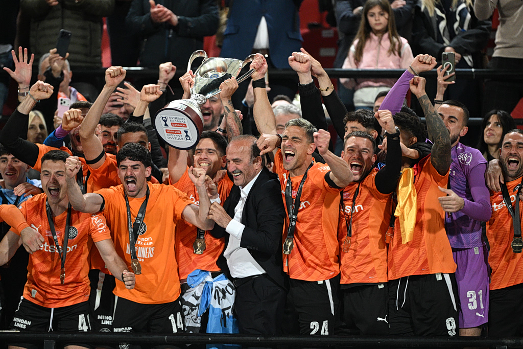 Ο ΟΦΗ στα ουράνια: Σήκωσε το Κύπελλο μετά από 39 χρόνια, η απονομή! (vid,pics)