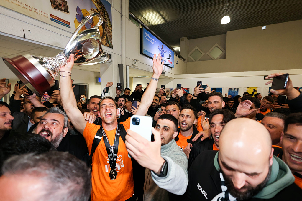 LIVE: Η φιέστα του ΟΦΗ στο Ηράκλειο, οι Κυπελλούχοι αποθέωνονται από τον κόσμο τους (vid)