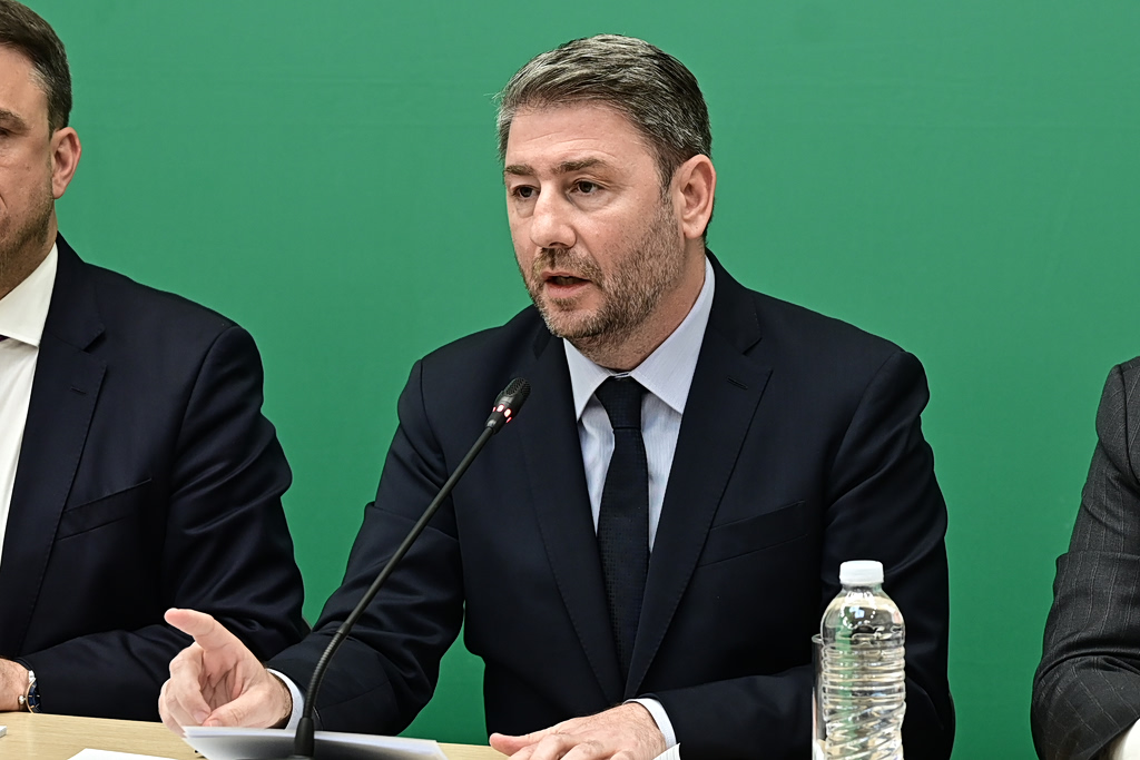 Απότομη διακοπή της συνέντευξης Ανδρουλάκη για τις υποκλοπές (video)