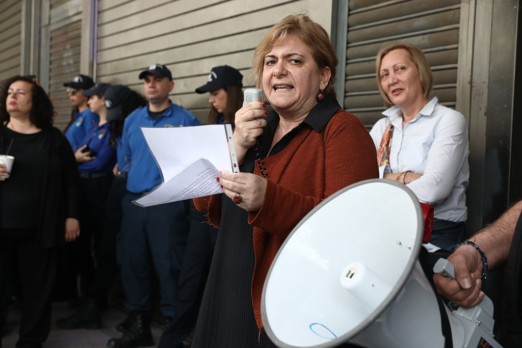 «Είδαμε τα αίματα και φοβηθήκαμε ότι θα συνεχίσει»: Συγκλονιστική μαρτυρία εργαζόμενης για την επίθεση στον ΕΦΚΑ