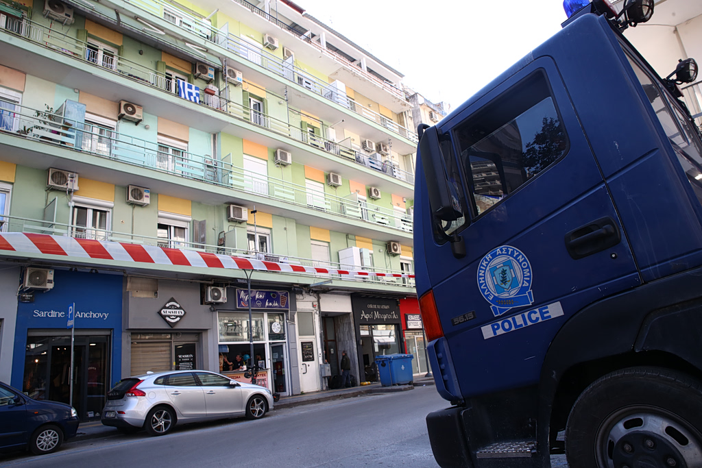 Θεσσαλονίκη: Έφοδος της ΟΠΚΕ στην πολυκατοικία του 20χρονου που πετάει αντικείμενα από το μπαλκόνι