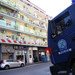Θεσσαλονίκη: Έφοδος της ΟΠΚΕ στην πολυκατοικία του 20χρονου που πετάει αντικείμενα από το μπαλκόνι