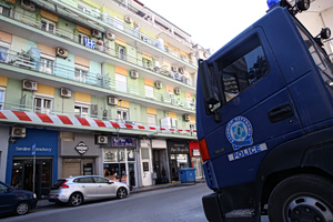 Θεσσαλονίκη: Έφοδος της ΟΠΚΕ στην πολυκατοικία του 20χρονου που πετάει αντικείμενα από το μπαλκόνι