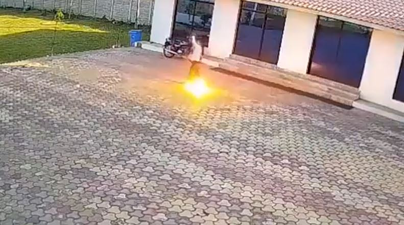 Πήγε να διώξει μαϊμού από την αυλή του και… ψήθηκε ζωντανός από ηλεκτροπληξία – Βίντεο